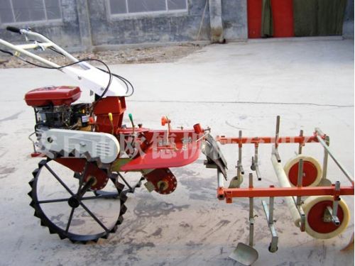 鋪地膜機(jī)